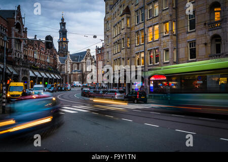 Verkehr auf Raadhuisstraat in Amsterdam, Niederlande. Stockfoto