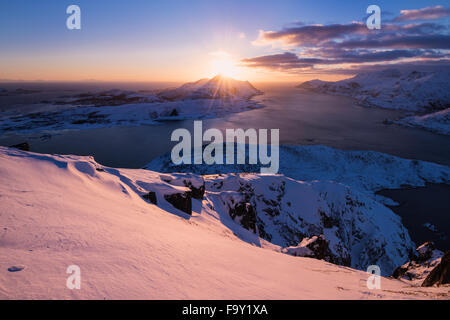 Tief stehender Sonne im Januar über Küsten Berglandschaft aus Offersøykammen, Leknes, Lofoten Inseln, Norwegen Stockfoto