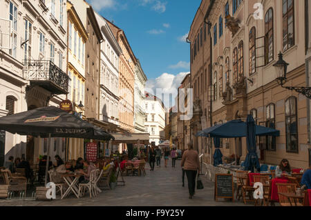 Straßen der Altstadt treiben mit Cafés und Restaurants in Bratislava, Slowakei Stockfoto