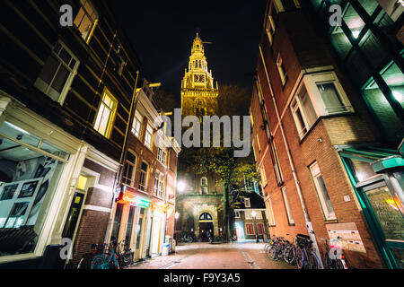 Die Oude Kirche und Wijde Kerksteeg in der Nacht in Amsterdam, Niederlande. Stockfoto