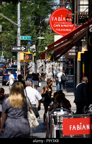 Ansicht der Bedford Avenue Geschäftszentrum in Williamsburg, Brooklyn, New York, USA Stockfoto