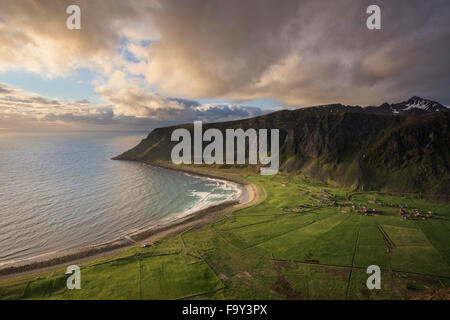 Sommer-Blick über Unstad Strand, Leknes, Lofoten Inseln, Norwegen Stockfoto