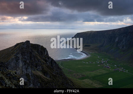 Blick über Unstad aus Nonstind Mountain Peak, Leknes, Lofoten Inseln, Norwegen Stockfoto