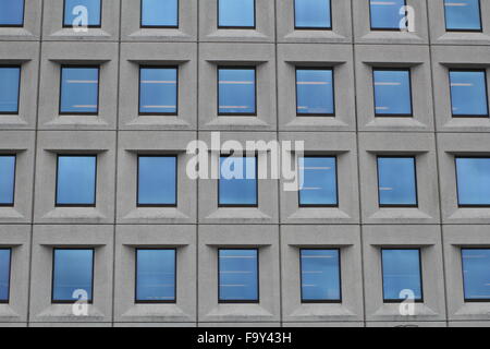 Quadratische Fenster ein Betonbau mit einem regelmäßigen Muster Stockfoto