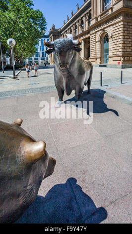 Deutschland, Hessen, Frankfurt Am Main, Börsenviertel Börsenplatz an der Frankfurter Wertpapierbörse Stier & tragen Statuen Stockfoto