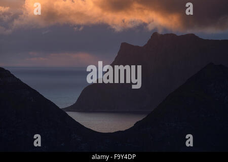 Mitternachtssonne Blick über Küstenlandschaft vom Gipfel des Offersøykammen Berges, Leknes, Lofoten Inseln, Norwegen Stockfoto