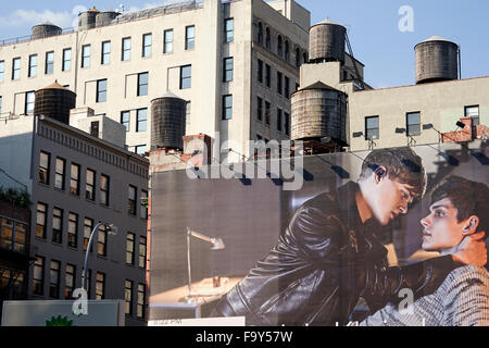 Tag Zeit Blick auf ein sehr großes Calvin Klein Jeans Werbung Plakat auf den Aufbau der Fassade in der Innenstadt von New York City, USA Stockfoto