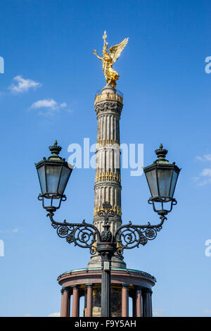 Deutschland, Berlin, Blick auf die Siegessäule, Siegessäule mit vergoldeten Statue von Victoria auf der Oberseite Stockfoto