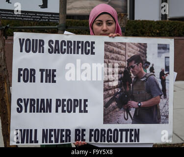 New York, New York, USA. 18. Dezember 2015. Etwa zur gleichen Zeit, die das syrischen Selbsthilfegruppe International Ministertreffen in New York City ging zu Ende, und ihren Vorschlag für einen Waffenstillstandsvereinbarung über Syrien wurde an den Sicherheitsrat der Vereinten Nationen; mehrere Dutzend Aktivisten versammelten sich gegenüber dem UN-Hauptquartier, die Unterstützung Russlands für Bashar Al-Assads Regierung zu verurteilen. Bildnachweis: Pazifische Presse/Alamy Live-Nachrichten Stockfoto