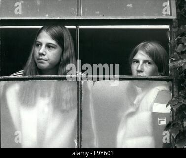 1. Juli 1980 Andrea regnerischen Nachmittag im Wimbledon 15 jährige Tennis Wunder-Girl Andrea Jaeger sollte wurden heute Nachmittag auf Court in Wimbledon, aber verbrachte die Zeit beobachtete den Regen begleitet von ihrer älteren Schwester Susy, 18. Andrea sagt, dass ihre große Schwester ist der einzige Spieler, sie können t Beat, weil Susy telepathische und weiß genau das, was Andrea geht zu tun. Als der Regen aufhörte ging Andrea Chris Evert Lloyd und verlorene 6-1, 6-1 entgegen. Foto zeigt: Andrea Jaeger (rechts) Uhren Regen mit ihrer älteren Schwester Susy. © Keystone Bilder USA/ZUMAPRESS.com/Alamy Live-Nachrichten Stockfoto