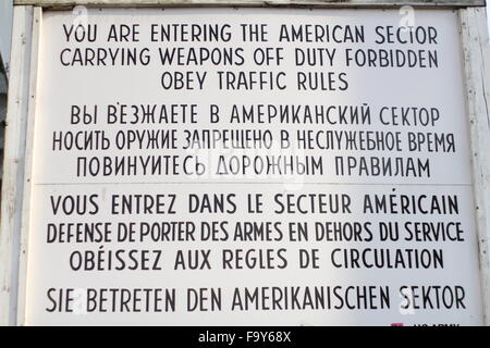 Melden von Berlin am Checkpoint Charlie in der amerikanischen Zone Stockfoto