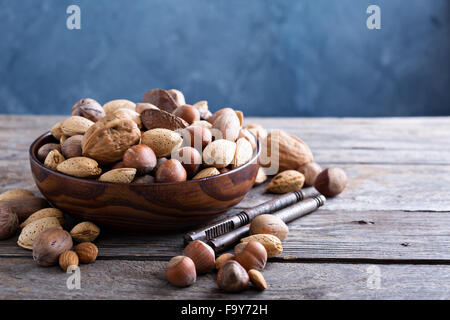 Vielzahl von Nüssen mit Muscheln in eine braune Schale Stockfoto