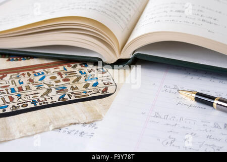 Buch der ägyptischen Hieroglyphen mit Stift und Übersetzung Stockfoto