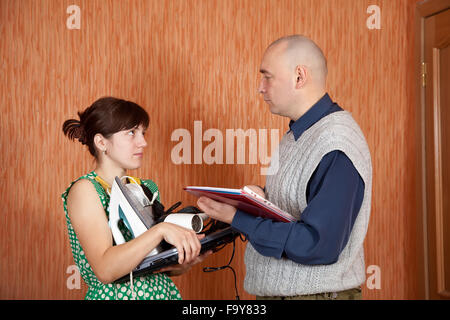 Sammler wird versuchen, die Schulden von Hausfrauen Stockfoto