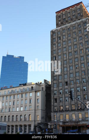 Alten Sowjet-Ära Gebäude kontrastiert gegen neue Glas-Wolkenkratzer in Warschau Stockfoto