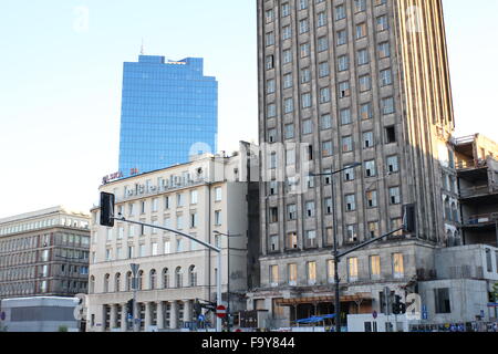 Alten Sowjet-Ära Gebäude kontrastiert gegen neue Glas-Wolkenkratzer in Warschau Stockfoto