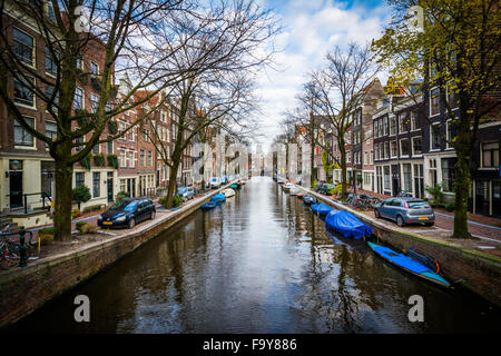 Boote und Gebäude an einem Kanal in Amsterdam, Niederlande. Stockfoto