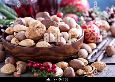 Vielzahl von Nüssen mit Muscheln in eine braune Schale Stockfoto