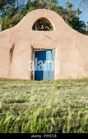 Bell und Seite Tür, Kozlowski Ranch und Bühne Station, Pecos National Historical Park, Pecos, New Mexico, Vereinigte Staaten Stockfoto