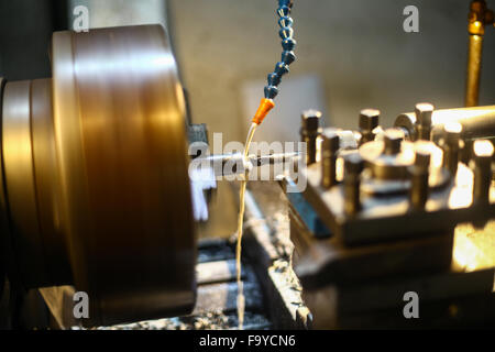 Farbbild einer Drehmaschine in einer Fabrik. Stockfoto