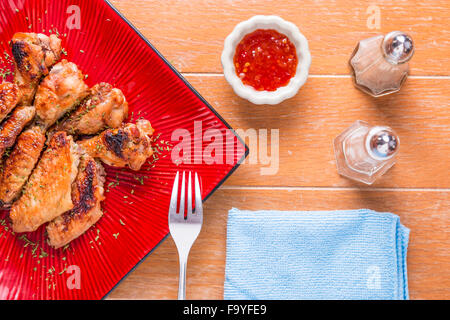 BBQ Chicken Wings in Beatifull Schale auf einem alten hölzernen Tischplatte Engel Ansicht Stockfoto