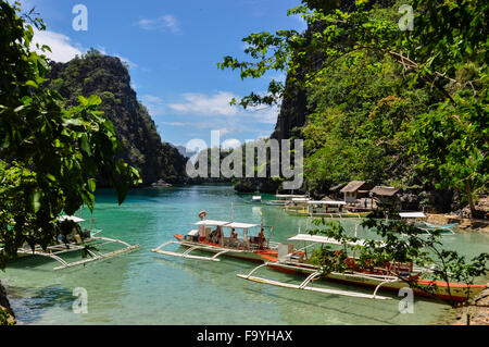 Traditionelle philippinische Holzboote in einer blauen Lagune im tropical island Stockfoto