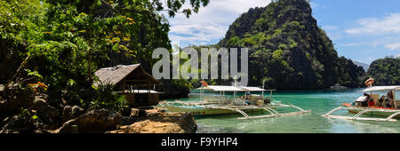 Traditionelle philippinische Holzboote in einer blauen Lagune im tropical island Stockfoto