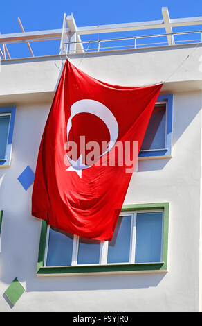 Schöne türkische Fahne hängen, das Gebäude Stockfoto