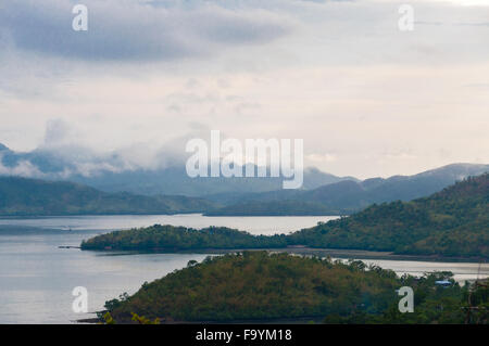 Große grüne Inseln mit Nebel an der Küste von Coron Stockfoto