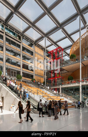 Brent Civic Center und Wembley-Bibliothek. Eine große, moderne Anlage mit Freiflächen, kleine Arbeitsbereiche und Buch-Stacks. Stockfoto
