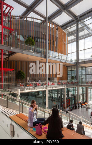 Brent Civic Center und Wembley-Bibliothek. Eine große, moderne Anlage mit Freiflächen, kleine Arbeitsbereiche und Buch-Stacks. Glasscheiben auf dem Dach und Wände. Stockfoto