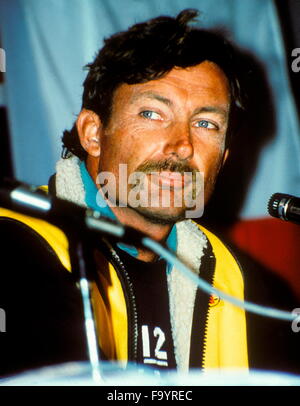 AJAX-NEWS-FOTOS - 1983 - NEWPORT, RHODE ISLAND, USA - AMERICA'S-CUP-SIEGER - JOHN BERTRAND, SKIPPER DER AUSTRALIA II, PRESSEKONFERENZ, NACHDEM DIE USA BESIEGT WORDEN WAR.  FOTO: ADRIAN MORGAN/AJAX REF: 31217 / 19 Stockfoto