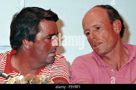 AJAXNETPHOTO 2. FEBRUAR 1987 - FREMANTLE, WESTERN AUSTRALIA - AMERIKAS CUP - L-R - DENNIS CONNER UND TOM WHIDDEN AUF PRESSEKONFERENZ. PHOTO:AJAXNETPHOTO.COM REF: AMCUP86 81403 12 2 Stockfoto