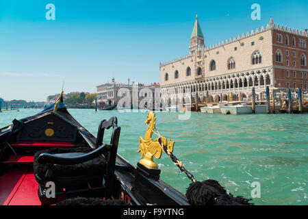 Blick vom Gondelfahrt während der Fahrt durch die Grachten mit Bezirk San Marco in Venedig Italien Stockfoto