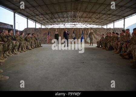 US-Verteidigungsminister Ashton Carter zusammen mit seiner Frau Stephanie Carter mit Service-Mitglieder bei einem Besuch spricht 16. Dezember 2015 in Bagdad, Irak. Stockfoto