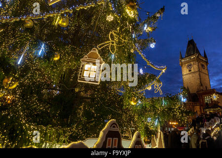 Traditionelle Weihnachtsmärkte in der Altstadt Platz. Die Dekoration von einem Weihnachtsbaum, Prag, Tschechische Republik Stockfoto