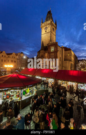 Traditioneller Prager Weihnachtsmarkt auf dem Altstädter Ring. Prag Shopping Tschechische Republik Weihnachten Europa Stockfoto