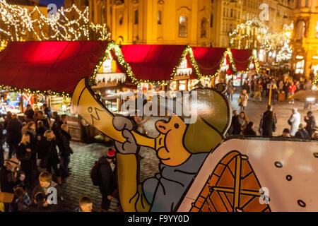 Prager Weihnachtsmarkt Stand in der Altstadt. Prag bei Nacht Tschechische Republik Stockfoto