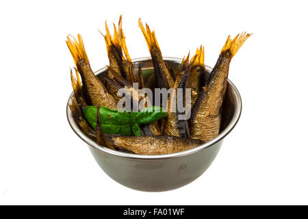 Dosen Sprotten mit Basilikum isoliert Stockfoto