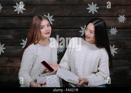 Zwei junge Mädchen halten Urlaub vorhanden Stockfoto