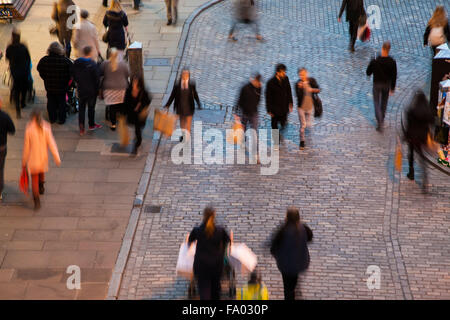 Straßenszene von Chester England mit Menschen beim Einkaufen Stockfoto