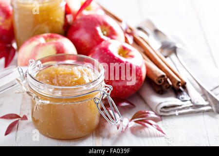 Hausgemachte Apfel-Butter in Gläsern mit frischen Äpfeln und Geschenkanhänger Stockfoto