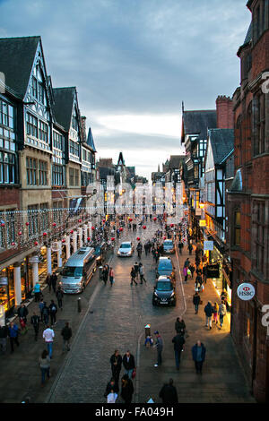 Eastgate Street Chester Cheshire England mit Weihnachtsbeleuchtung und Menschen beim Einkaufen Stockfoto