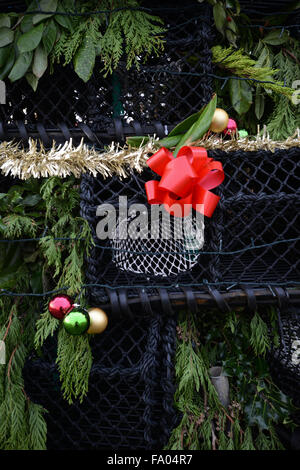 Am Kai in Emsworth steht Hampshire, England einen Weihnachtsbaum aus Hummer Töpfe. Lokale Unternehmen und Anwohnern spendete die Hummer-Töpfe, die bei der Baum nach unten, die einheimischen Fischer geschenkt wird zur Unterstützung die Fischereiindustrie Emsworth. Stockfoto