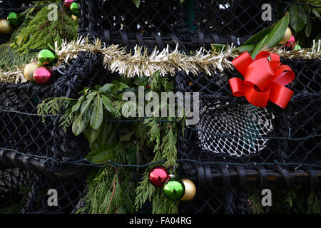 Am Kai in Emsworth steht Hampshire, England einen Weihnachtsbaum aus Hummer Töpfe. Lokale Unternehmen und Anwohnern spendete die Hummer-Töpfe, die bei der Baum nach unten, die einheimischen Fischer geschenkt wird zur Unterstützung die Fischereiindustrie Emsworth. Stockfoto