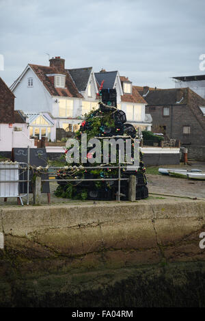 Am Kai in Emsworth steht Hampshire, England einen Weihnachtsbaum aus Hummer Töpfe. Lokale Unternehmen und Anwohnern spendete die Hummer-Töpfe, die bei der Baum nach unten, die einheimischen Fischer geschenkt wird zur Unterstützung die Fischereiindustrie Emsworth. Stockfoto