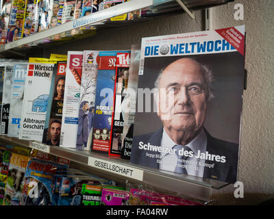 Das Porträt des suspendierten FIFA-Chef Sepp Blatter ist vorhanden, auf dem Cover der Schweizer "Weltwoche" Magazin, die für den Verkauf auf dem Regal einen Zeitungskiosk Zürich gelegt wird. Die konservative Wochenzeitschrift benannt Blatter "Schweizer Person of the Year" für seine "beeindruckende Leistungen". Stockfoto