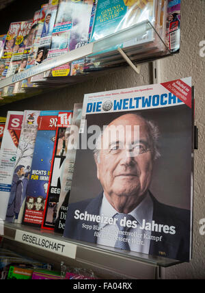 Das Porträt des suspendierten FIFA-Chef Sepp Blatter ist vorhanden, auf dem Cover der Schweizer "Weltwoche" Magazin, die für den Verkauf auf dem Regal einen Zeitungskiosk Zürich gelegt wird. Die konservative Wochenzeitschrift benannt Blatter "Schweizer Person of the Year" für seine "beeindruckende Leistungen". Stockfoto