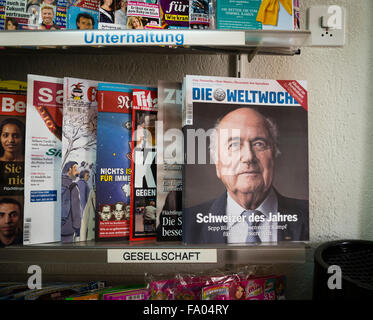 Das Porträt des suspendierten FIFA-Chef Sepp Blatter ist vorhanden, auf dem Cover der Schweizer "Weltwoche" Magazin, die für den Verkauf auf dem Regal einen Zeitungskiosk Zürich gelegt wird. Die konservative Wochenzeitschrift benannt Blatter "Schweizer Person of the Year" für seine "beeindruckende Leistungen". Stockfoto