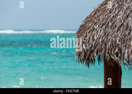 Die Native Dach aus zu verlassen, mit Blick auf das blauen karibische Meer auf Little Corn Island Stockfoto